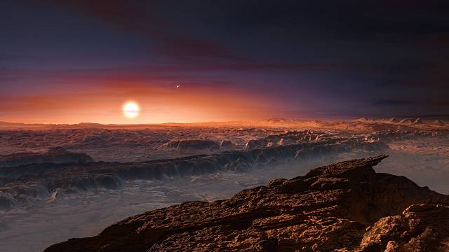 Umělecká představa povrchu Proximy Centauri b. V pozadí, vpravo nahoře od Proximy, je vidět binární systém Alfa Centauri AB.