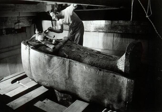 Britský egyptolog Howard Carter se sklání nad mumií krále Tutanchamona