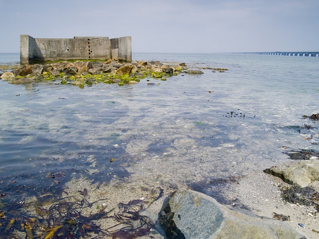 Ruiny nedaleko průlivu mezi dánskými ostrovy.