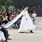 Módní show Chanel haute couture pod modelem Eiffelovy věže