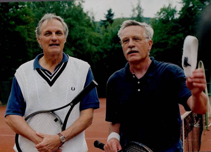 Alan Alda a Václav Klaus po tenisovém přáteláku