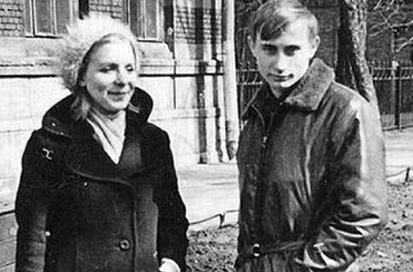 Putin v 18 letech se svou oficiální matkou Marií, které v té době muselo být už 60 let.