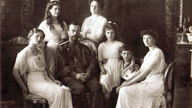 Car Mikuláš II. s rodinou. Zleva: Olga, Marie, Mikuláš, Alexandra, Anastázie, Alexej a Taťána (Livadijský palác, 1913)