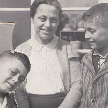 Asaf a Ruben Auerbachovi s maminkou