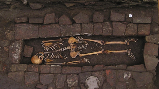 Ostatky ženy v hrobce s po smrti narozeným dítětem