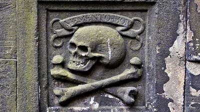Symbol smrti na hrobce v Edinburghu