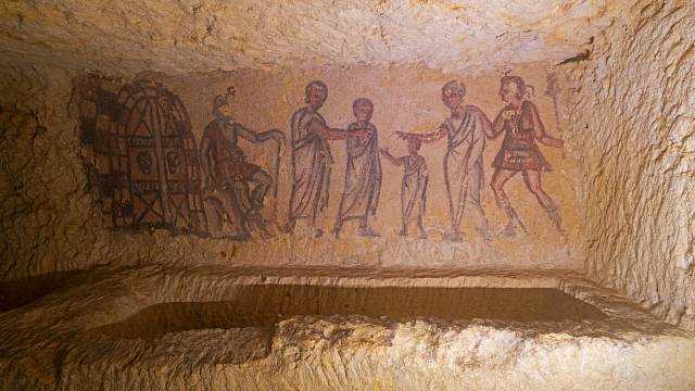 Starověké etruské hrobky v Tarquinii v Itálii. Malované pohřební komory.