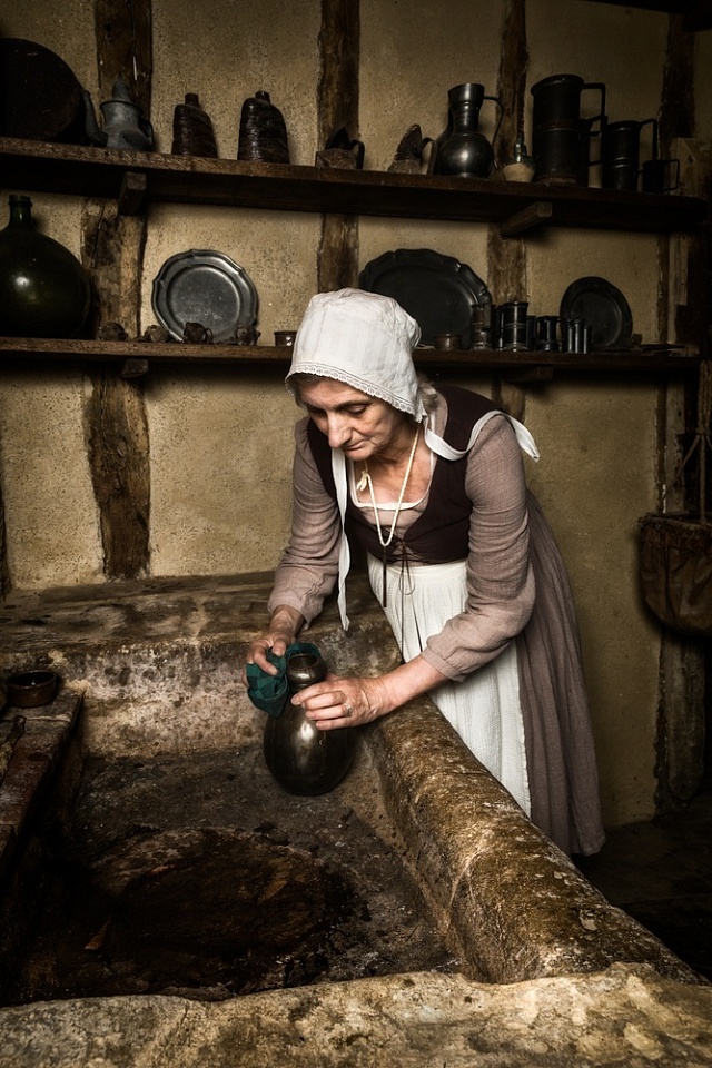 Práce a zase práce - to byl den středověké ženy.