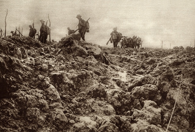 Západní fronta bojiště bylo stloukáno výbuchy granátů, takže se nepodobá svému mírovému vzhledu. Spojenecké vojáky jsou v pozadí.