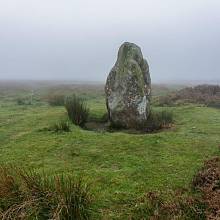 Jeden z mála kamenů původního kruhu, které zůstaly ve Walesu