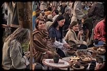 Lidé ve středověku připravovali jídlo také na otevřeném ohni, někdy společném pro všechny obyvatele města.