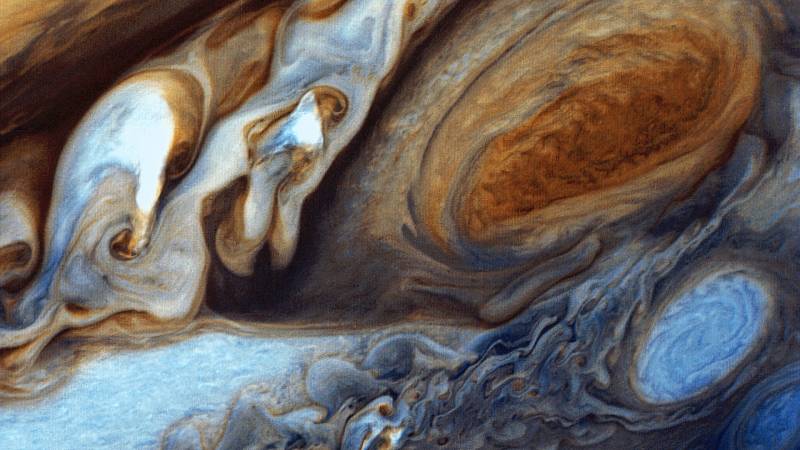 V roce 1979 vyfotografovala sonda Voyager 1 mračna v atmosféře největší planety sluneční soustavy Jupiteru, které bývají označovány jako Great Red Spot.