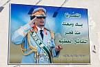 Muammar Kaddáfí na propagandistickém billboardu