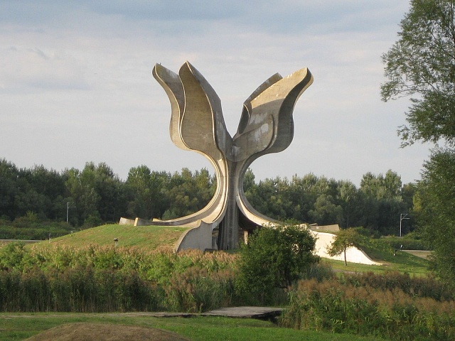 Pomník Kamenný květ od Bogdana Bogdanoviće, postavený r. 1966 na památku obětí v koncentračním táboře Jasenovac..