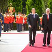 Miloš Zeman při loňské státní návštěvě Ázerbájdžánu s tamním autoritářským vůdcem Alijevem