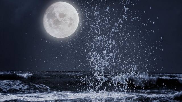 Měsíc dramaticky ovlivňuje hladinu moře.
