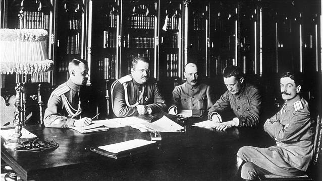 Kerenskij (druhý zprava) na zasedání ministerstva války