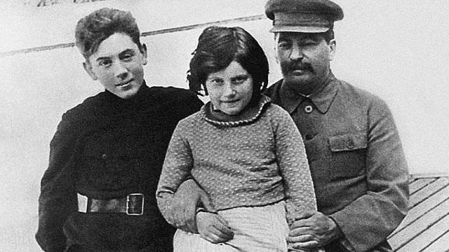 Stalin s dcerou Světlanou a synem Vasilijem