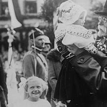 Památná fotografie T.G. Masaryka a holčičky v kroji