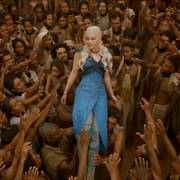 Osvobození otroci děkují Daenerys. Tato scéna naznačuje podle kritiků podvědomou snahu tvůrců ukázat nadřazenost západní společnosti nad jinými kulturami