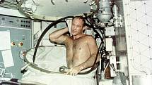 V 70. letech 20. století měli američtí astronauti k dispozici orbitální kosmickou stanici Skylab. Kolem Země kroužila šest let, posádka měla na palubě k dispozici i sprchu.