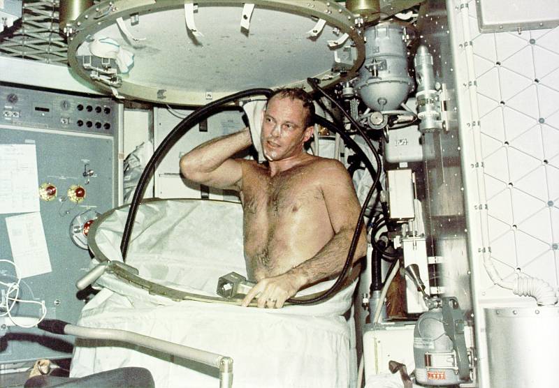 V 70. letech 20. století měli američtí astronauti k dispozici orbitální kosmickou stanici Skylab. Kolem Země kroužila šest let, posádka měla na palubě k dispozici i sprchu.