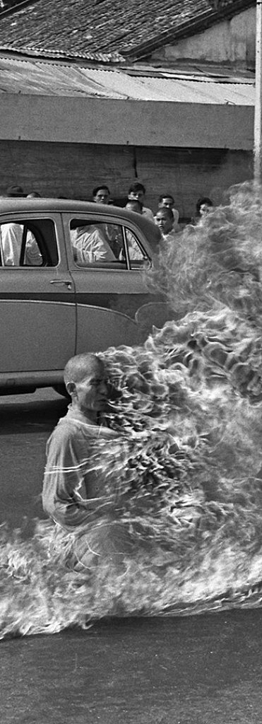 Mnich Thich Quang Duc se upálil na protest proti utlačování buddhismu v Jižním Vietnamu (1963).