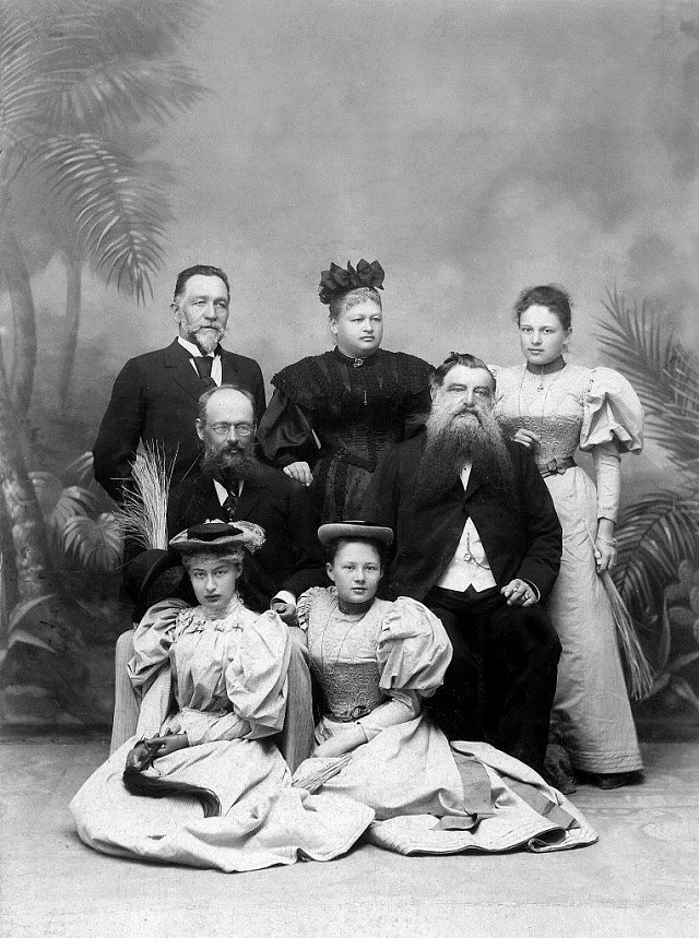 Emil Škoda (v druhé řadě první zleva) s rodinou