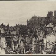 Katedrála Notre-Dame v Remeši v roce 1916, dva roky po ničivém požáru způsobeném bombardováním na začátku 1. světové války