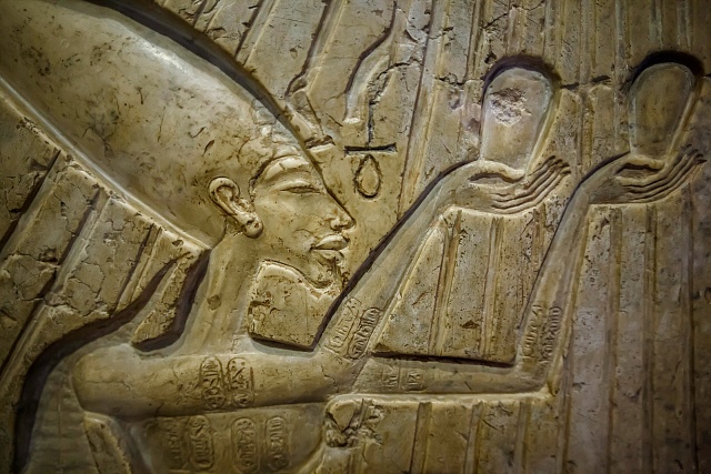 Nefertiti vzdávající hold Achnatonovi