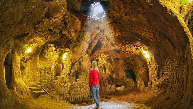 Podzemní město v jeskyni Derinkuyu, Kappadokie, Turecko.
