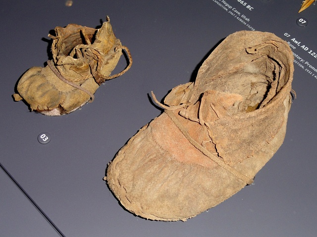 Dětské boty / mokasíny nalezené v utažské jeskyni.
