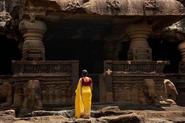Indická turistka v sárí na návštěvě jeskyní Ellora, světového dědictví UNESCO, Indie.