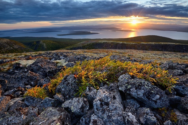 Západ slunce nad jezerem Imandra, pohoří Khibiny, poloostrov Kola, Rusko