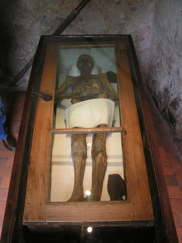 Kompletní pohled na mumii z Kahlbutzu.
