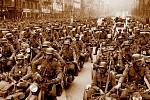 Motorizovaný pluk SS s označením Adolf Hitler vjíždí na Václavské náměstí