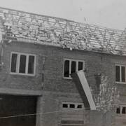 Dům rodiny Švédovi v Pivíně po zásahu bombou a po osvobození v květnu 1945