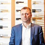 Fotbalista Ivo Ulich, dříve úspěšný záložník Slavie nebo německé Borusie Mönchengladbach, řídí nyní firmu M&T, která vyrábí kliky pro dveře a okna. Po 20 letech firma vykazuje růst tržeb, když loni dosáhla obratu ve výši 74 milionů korun.