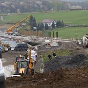 Snímek z D8 v polovině letošního roku u Litochovic. Severočeská dálnice ve směru na Drážďany měla být hotova už před 15 lety.