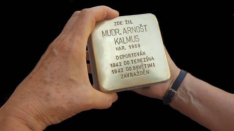 Kameny zmizelých představují dlažební kostky z mosazi se základními daty obětí holocaustu