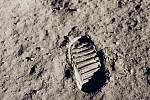 Jeden z prvních otisků lidské boty na povrchu Měsíce. Autorem je Buzz Aldrin. Vyfoceno 20. července 1969.
