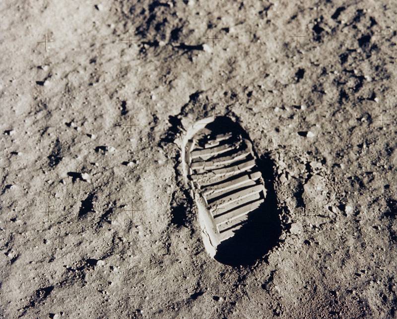Jeden z prvních otisků lidské boty na povrchu Měsíce. Autorem je Buzz Aldrin. Vyfoceno 20. července 1969.
