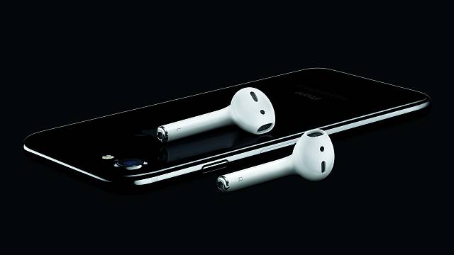 K iPhone 7 již nebudou sluchátka připojena přes klasický jack, ale budou komunikovat bezdrátově přes Bluetooth