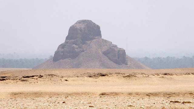 Černá pyramida v Gíze je čtvrtou pyramidou.