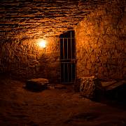 Hladomorna je tedy místnost nebo cela, ve které jsou drženi vězni, a to zejména v podzemí.