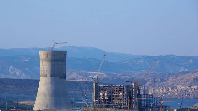 Pohled na rozestavěnou elektrárnu Yunus Emre v Turecku.