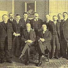 Vláda panské koalice v čele s Antonínem Švehlou (vpředu vlevo) po audienci u prezidenta Masaryka v roce 1926