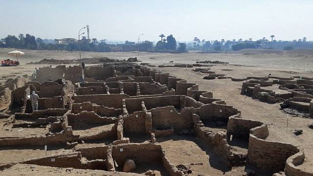 Vykopávky ve Zlatém městě u Luxoru