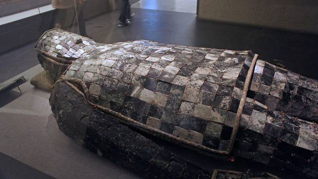 Nefritový pohřební oblek Liu Suie, prince Liangu ze Západní Hané, vyrobený z 2 008 kusů nefritu.