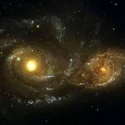 Vzácný snímek dvou spirálových galaxií v těsné blízkosti